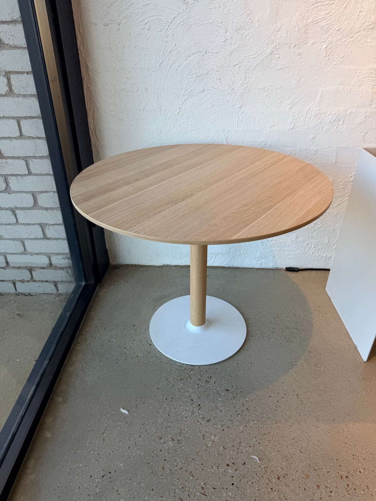 Elements Valve Round Table, white base, oak top, 900mm