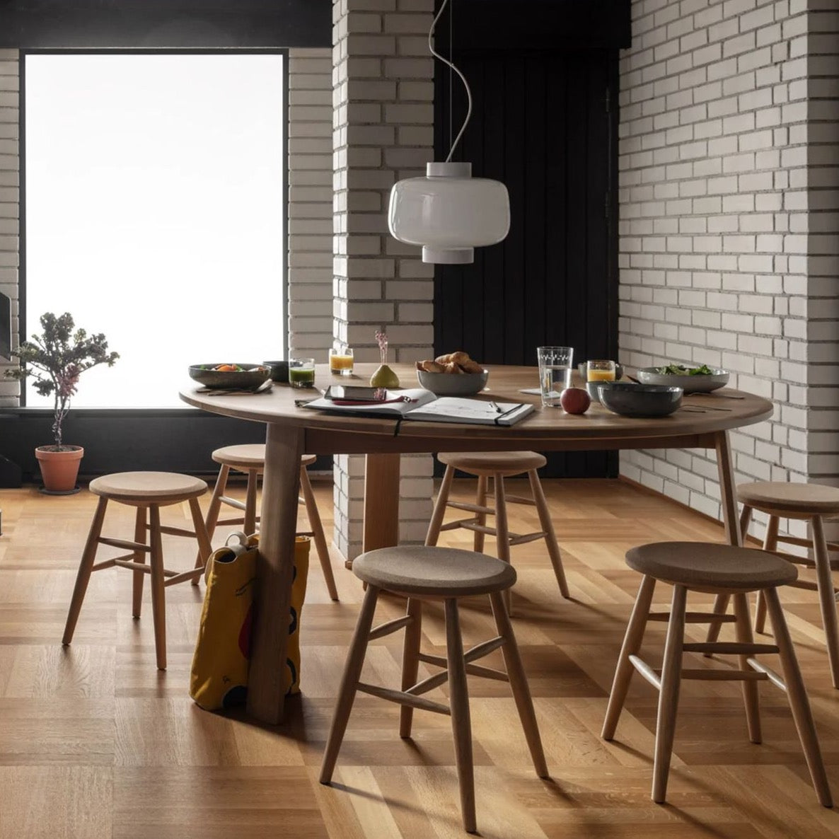 Alle Round Dining Table