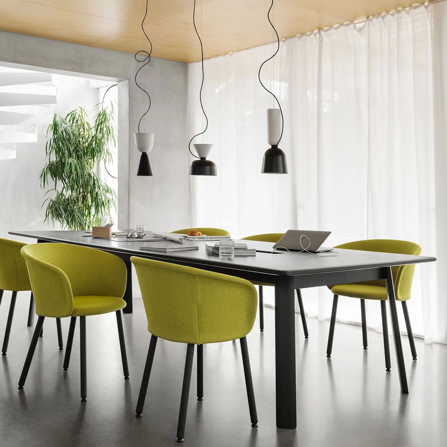 Alle Dining Table